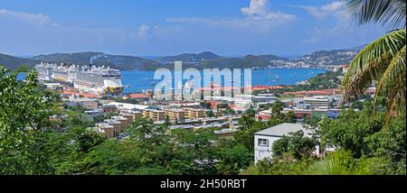 Bateaux de croisière amarrés dans le port de Charlotte Amalie / port sur l'île Saint Thomas, Iles Vierges des Etats-Unis, Petites Antilles, Mer des Caraïbes Banque D'Images