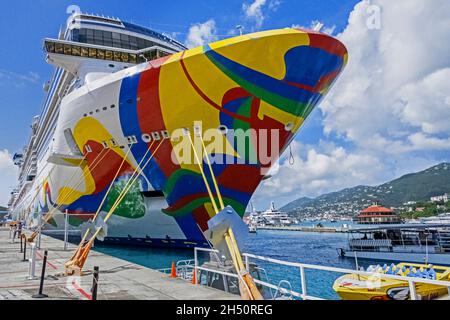 Bateau de croisière Norwegian encore amarré dans le port de Charlotte Amalie / port sur l'île Saint Thomas, les îles Vierges américaines, les Petites Antilles, la mer des Caraïbes Banque D'Images