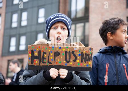 COP26 Fridays for future, Climate Strike, Kelvingrove Park, Glasgow, Royaume-Uni.5 novembre 2021.Un appel de ralliement aux Glaswegians et à d'autres pour rejoindre la manifestation.Organisé par vendredi pour la future Écosse, les participants défilant à 11h30 du parc Kelvingrove à la place George, pour terminer la marche vers 14h40.Credit: Scottishcreative/Alay Live News. Banque D'Images