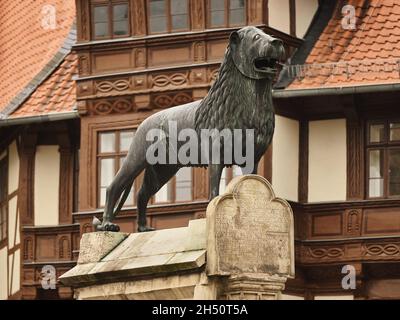 Braunschweiger Löwe, Brunswick Statue du lion située dans la vieille ville de Braunschweig, Basse-Saxe, Allemagne.Monument, symbole de la ville. Banque D'Images