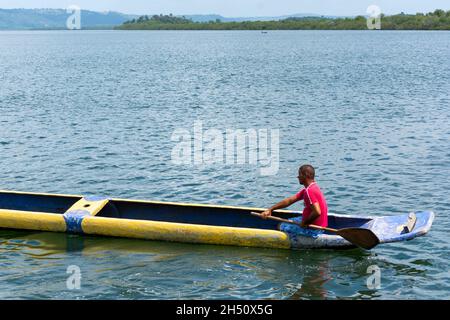 Cachoeira, Bahia, Brésil - 29 novembre 2014 : pêcheur naviguant avec son canoë bleu et jaune sur le grand fleuve Paraguacu, situé au Brésil Banque D'Images