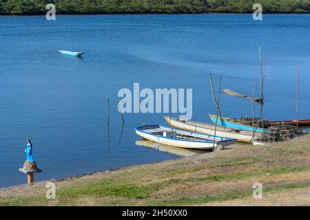 Canoës et bateaux amarrés sur la rive du grand fleuve Paraguacu, situé dans l'état brésilien de Bahia. Banque D'Images