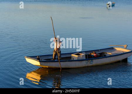 Cachoeira, Bahia, Brésil - 29 novembre 2014 : pêcheur naviguant avec son canoë sur le grand fleuve Paraguacu, situé dans l'État brésilien de Bahia. Banque D'Images