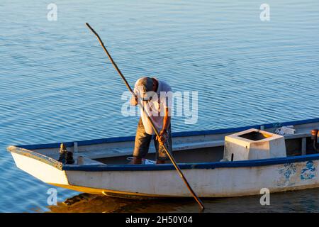 Cachoeira, Bahia, Brésil - 29 novembre 2014 : pêcheur naviguant avec son canoë sur le grand fleuve Paraguacu, situé dans l'État brésilien de Bahia. Banque D'Images