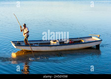 Cachoeira, Bahia, Brésil - 29 novembre 2014 : pêcheur naviguant avec son canoë sur le grand fleuve Paraguacu, situé dans l'État brésilien de Bahia. Banque D'Images