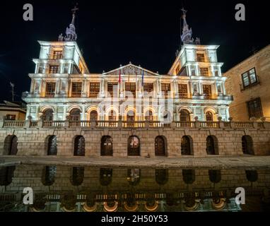 Vue sur le bâtiment Ayuntamento de Toledo la nuit Banque D'Images