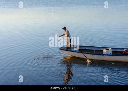 Cachoeira, Bahia, Brésil - 29 novembre 2014 : pêcheur naviguant avec son canoë sur le grand fleuve Paraguacu, situé dans l'État brésilien de Bahia. Banque D'Images