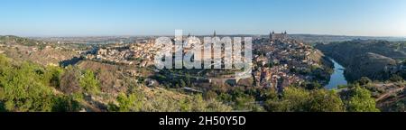 Panorama en grand angle de la vieille ville de Tolède avec les célèbres monuments de Sunrise Banque D'Images