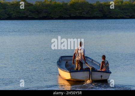 Cachoeira, Bahia, Brésil - 29 novembre 2014 : pêcheur naviguant avec son canoë sur le grand fleuve Paraguacu, situé dans l'État brésilien de Bahia. Banque D'Images