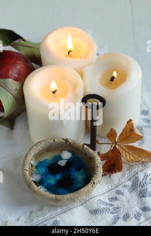 Polisseur traditionnel Divination avec cire le jour de St Andrew avec cire, kay et eau Banque D'Images