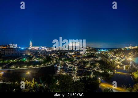 Photo nocturne de l'Alcazar de Tolède et de la cathédrale de Tolède avec le Tage autour d'eux Banque D'Images