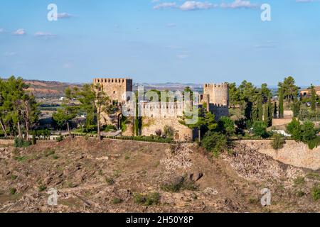 Vue aérienne du Castillo de San Servando à Tolède Espagne avec ciel clair Banque D'Images