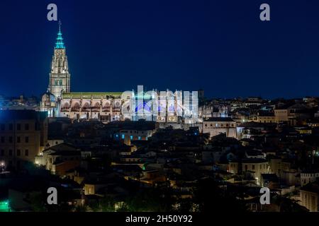 Vue de nuit de Santa Iglesia Catedral de Toledo sur les résidences environnantes Banque D'Images