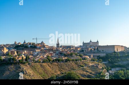 Vue sur l'Alcazar de Tolède et la cathédrale de Sunrise Banque D'Images