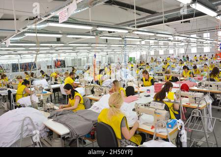 Grande usine de textile avec des travailleurs précieux Banque D'Images