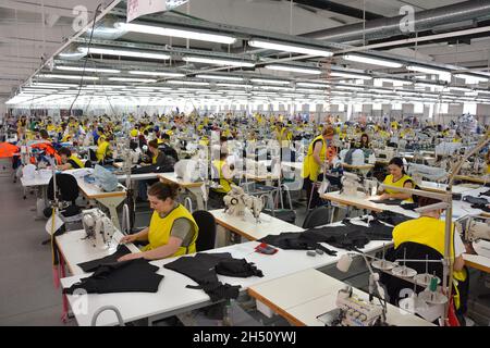 Grande usine de textile avec des travailleurs précieux Banque D'Images