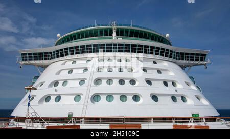 Zone de pont de l'indépendance des mers, l'un des grands navires de croisière internationaux Royal Caribbean de la classe de la liberté, voyageant en mer Banque D'Images