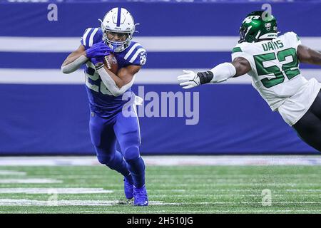 Indianapolis, Indiana, États-Unis.4 novembre 2021.Indianapolis Colts en course de retour Jonathan Taylor (28) porte le ballon pendant le match entre les New York Jets et les Indianapolis Colts au Lucas Oil Stadium, Indianapolis, Indiana.(Image de crédit : © Scott Stuart/ZUMA Press Wire) Banque D'Images