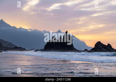 Coucher de soleil incroyable avec de belles couleurs éthérées sur la plage isolée connue sous le nom de Benijo ou Playa de Benijo, avec accès seulement sur les routes à travers Anaga Banque D'Images