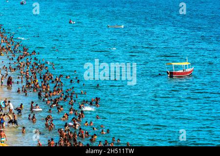 Des milliers de personnes sur la plage de Boa Viagem à Salvador, dans l'État brésilien de Bahia. Banque D'Images