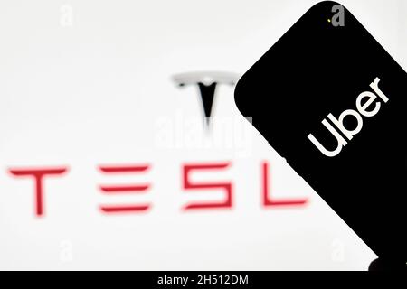 Tachkent, Ouzbékistan - 29 octobre 2021 : une personne détient un smartphone avec la marque Uber et le logo Tesla.Les grèves d'Uber ont un accord avec Tesla to Banque D'Images