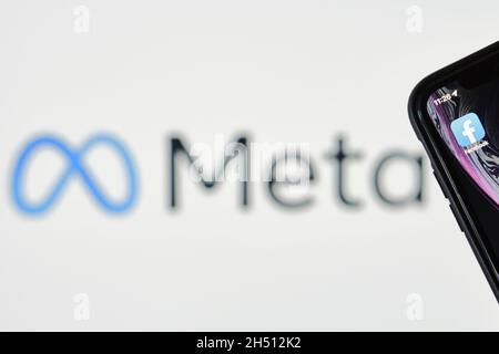 Tashkent, Ouzbékistan - 29 octobre 2021 : le concept de Facebook change de nom pour Meta.La main tient le smartphone avec le logo Facebook au-dessus du nouveau LOGO META Banque D'Images