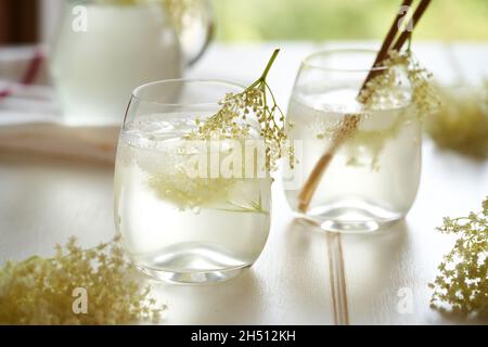 La limonade à base de sirop de fleurs d'un aîné à la maison. Banque D'Images