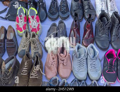 Chaussures d'occasion à vendre au marché aux puces Banque D'Images