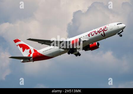 Budapest / Hongrie - 27 mai 2018 : départ et décollage de l'avion passager C-GHLK d'Air Canada Rouge Boeing 767-300 à l'aéroport de Budapest Banque D'Images