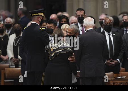 Washington DC, États-Unis.05ème novembre 2021.L'ancien président américain Barack Obama, au centre, accueille Alma Powell, épouse de Colin Powell, ancien secrétaire d'État, parti, lors de ses funérailles à la cathédrale nationale de Washington n Washington, DC, États-Unis, le vendredi 5 novembre,2021. Powell, qui est né à Harlem à des immigrants jamaïcains et est devenu le premier secrétaire d'État noir des États-Unis et président des chefs d'état-major interarmées, est décédé à 84 ans à cause de complications de Covid-19.Photo par Al Drago/UPI crédit: UPI/Alay Live News Banque D'Images