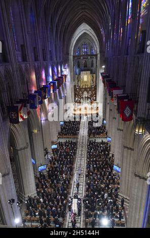 Washington DC, États-Unis.05ème novembre 2021.La session de la casket de Colin Powell sort de la cathédrale nationale de Washington à Washington, DC, le 5 novembre 2021.Colin Powell meurt le 18 octobre, à l'âge de 84 ans, des complications de la COVID-19 après une bataille contre le cancer du cerveau.Crédit photo Leigh Vogel/UPI: UPI/Alay Live News Banque D'Images