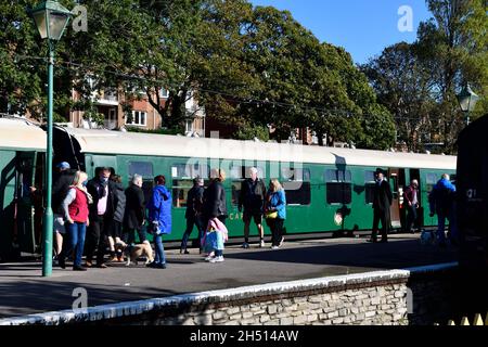 Passagers embarquement et débarquement sur la plate-forme Swanage avec le train à vapeur Eddystone 34028 Banque D'Images