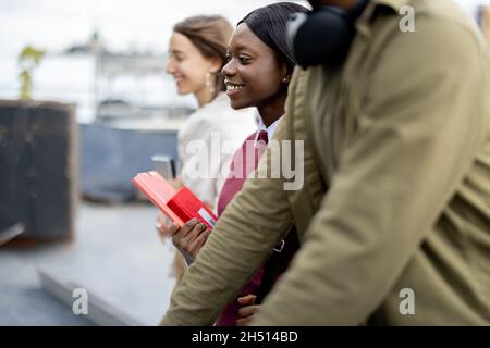 Étudiants marchant sur le territoire du campus universitaire Banque D'Images