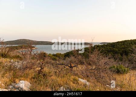 Vue magnifique sur les îles près de la ville de Rogoznica, photographiée depuis la colline au-dessus de la mer Adriatique béatiful Banque D'Images
