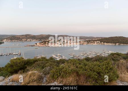 Belle petite destination touristique de Rogoznica, petite ville de pêche sur l'île dans la région dalmate de Croatie, célèbre pour la pêche au gros gibier Banque D'Images