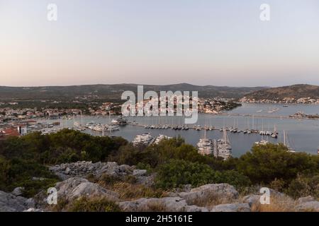 Belle petite destination touristique de Rogoznica, petite ville de pêche sur l'île dans la région dalmate de Croatie, célèbre pour la pêche au gros gibier Banque D'Images