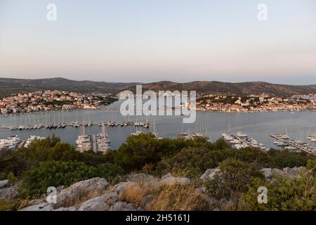 Belle petite destination touristique de Rogoznica, petite ville de pêche sur l'île dans la région dalmate de Croatie, célèbre pour la pêche au gros gibier Banque D'Images