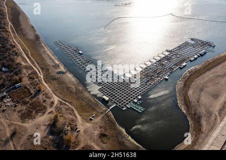 Ferme de reproduction de poissons d'esturgeon près d'Astrakhan.Vue de dessus..Photo de haute qualité Banque D'Images