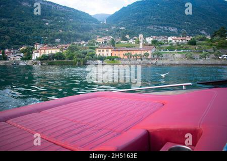 Excursion privée en bateau autour du lac de Côme en Italie au coucher du soleil Banque D'Images