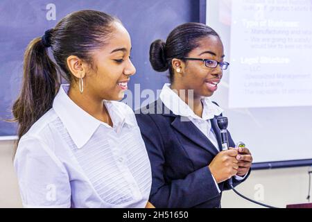 Miami Florida,William Turner Technical Arts High School,Business Plan Competition,donner des élèves de présentation,Black adolescent filles parle Banque D'Images