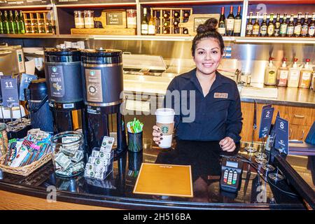 Stuart Florida, Courtyard by Marriott lobby café Starbucks Coffee Barista, femme hispanique femme employée employé comptoir tasse de commande Banque D'Images