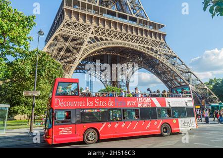 Paris France, 7ème arrondissement, Quai Branly, Tour Eiffel en bas, bus touristique à impériale rouge à côté Banque D'Images