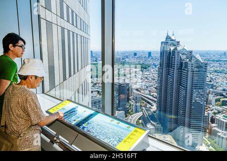 Tokyo Japon,Tokyo Metropolitan Government Office No. 1 Bâtiment principal, observatoire, vue aérienne ville horizon, femmes asiatiques Shinjuku Park Tower Banque D'Images