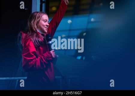 Glasgow, Écosse, Royaume-Uni.5 novembre 2021.La Marche de la militante pour le climat des jeunes et les discours organisés par Fridays for future Scotland à l'occasion de la Journée de la jeunesse COP26 photo: GRETA Thunberg donne un discours à George Square à la fin du mois de mars crédit: Kay Roxby/Alay Live News Banque D'Images