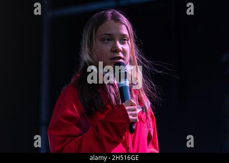 Glasgow, Écosse, Royaume-Uni.5 novembre 2021.La Marche de la militante pour le climat des jeunes et les discours organisés par Fridays for future Scotland à l'occasion de la Journée de la jeunesse COP26 photo: GRETA Thunberg donne un discours à George Square à la fin du mois de mars crédit: Kay Roxby/Alay Live News Banque D'Images