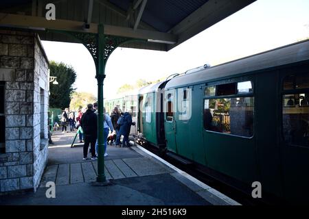 Les passagers se trouvant sur le train à vapeur Eddystone 34028 à Swanage Banque D'Images