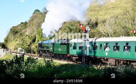 Swanage train Eddystone 34028 en provenance du château de Corfe à Norden. Banque D'Images