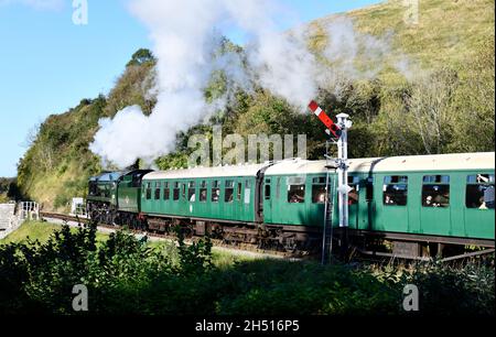 Swanage train Eddystone 34028 en provenance du château de Corfe à Norden. Banque D'Images