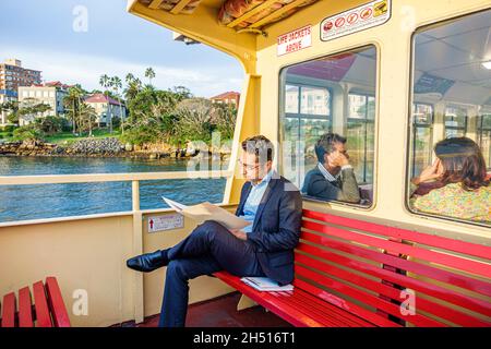 Sydney Australie, Sydney Harbour, Parramatta River, Mosmon Bay, F2 ferry boat, homme asiatique homme passager cavalier se rendant à la maison après le travail de transport Banque D'Images