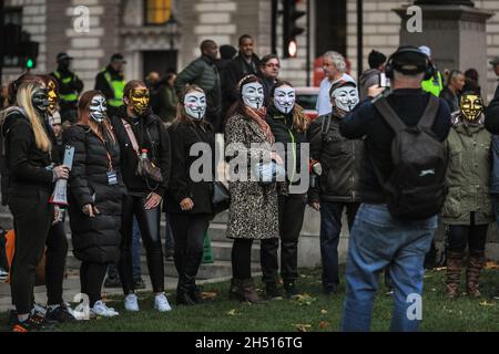 Westminster, Londres, Royaume-Uni.5 novembre 2021.Les manifestants de la Marche annuelle du million Mask se mélangent avec les manifestants anti-Lockdown et anti-vaccination, certains aussi dans les masques Guy Fawkes, sur la place du Parlement à Westminster cet après-midi et soir.Des fusées éclairantes et des feux d'artifice sont allumés, ce qui incite la police à prendre une position prudente avec une forte présence policière dans tout Westminster ce soir.Credit: Imagetraceur/Alamy Live News Banque D'Images